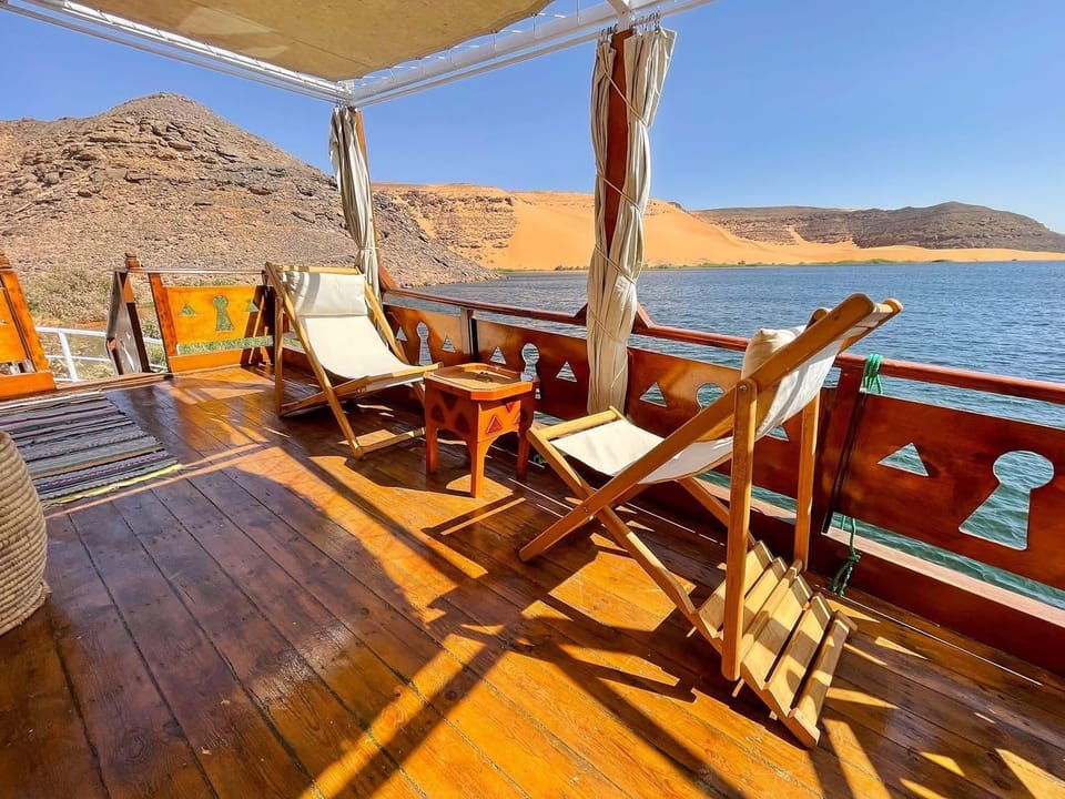 Natural landscape, View (from property/room), Balcony/Terrace, Living room, Seating area, Lake view, Mountain view, River view, sunbed