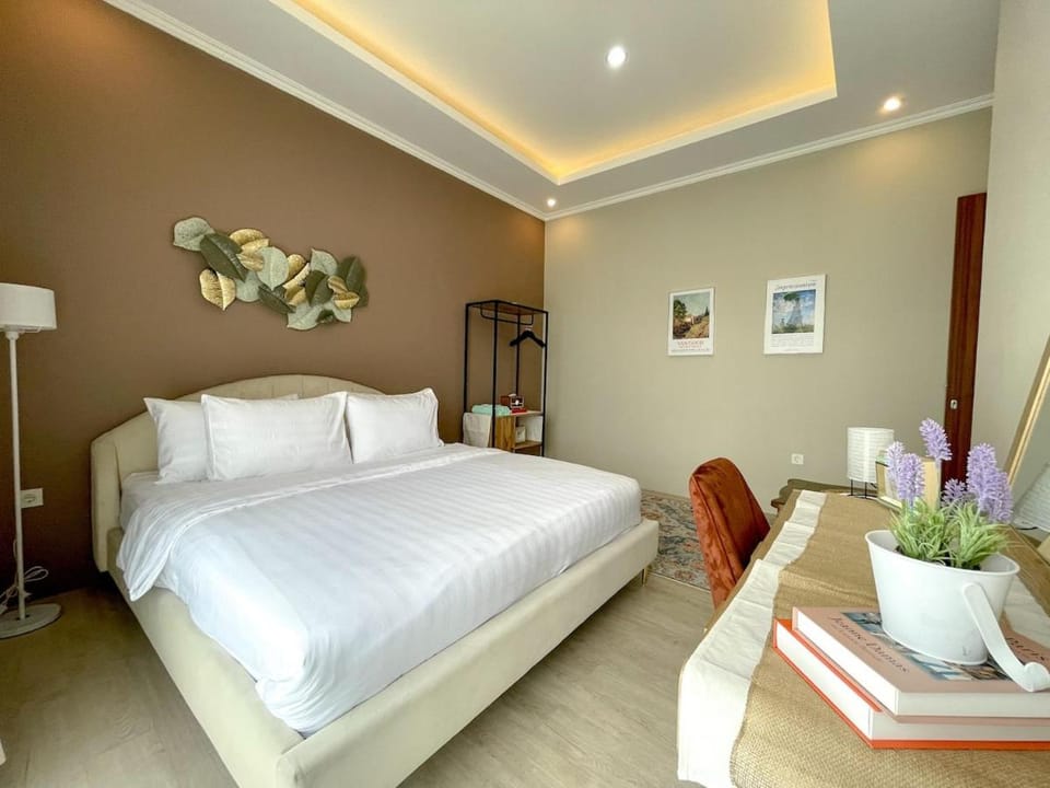 Arumdaun Villa, with Private Pool in Cigadung Villa in Bandung