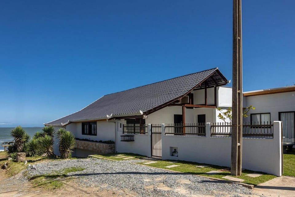 Fabulous oceanfront house, on the sand House in Balneário Barra do Sul