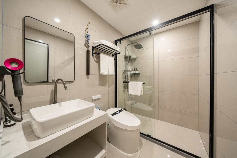 Shower, Toilet, Bathroom, towels