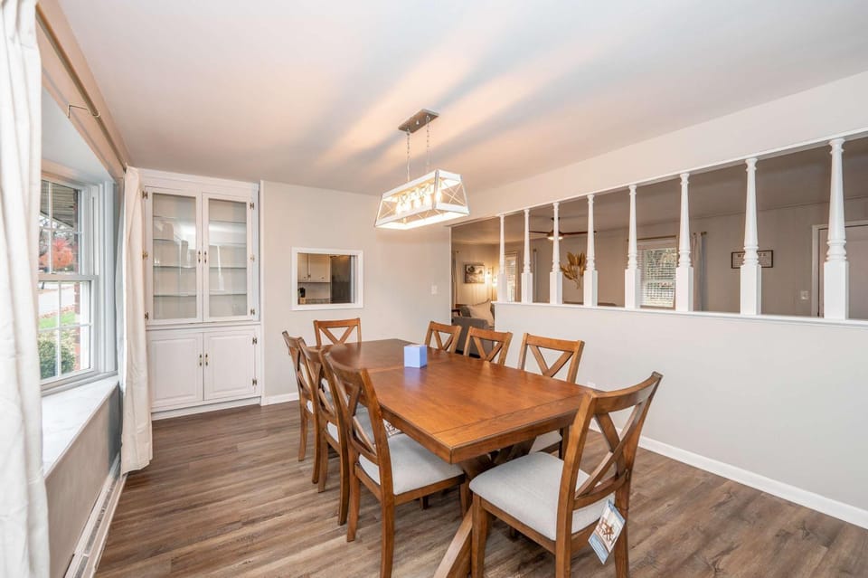 Spooky Nook 4BR, Game Room, Sleeps 8 House in Hamilton