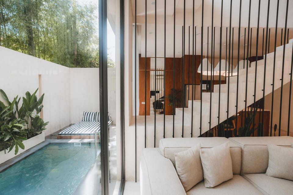 Patio, View (from property/room), Balcony/Terrace, Living room, Seating area, Pool view, Swimming pool, sunbed