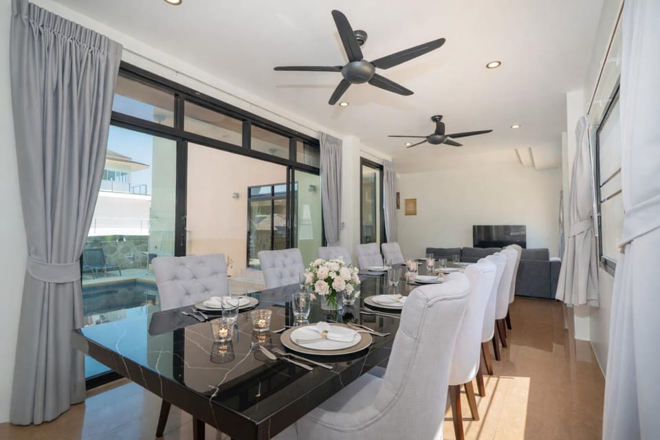 Seating area, Dining area