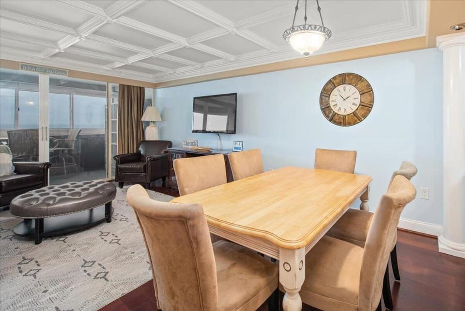 Beautiful & Spacious 3 Bedroom Atlantis Condo Steps from the Beach! House in Ocean City