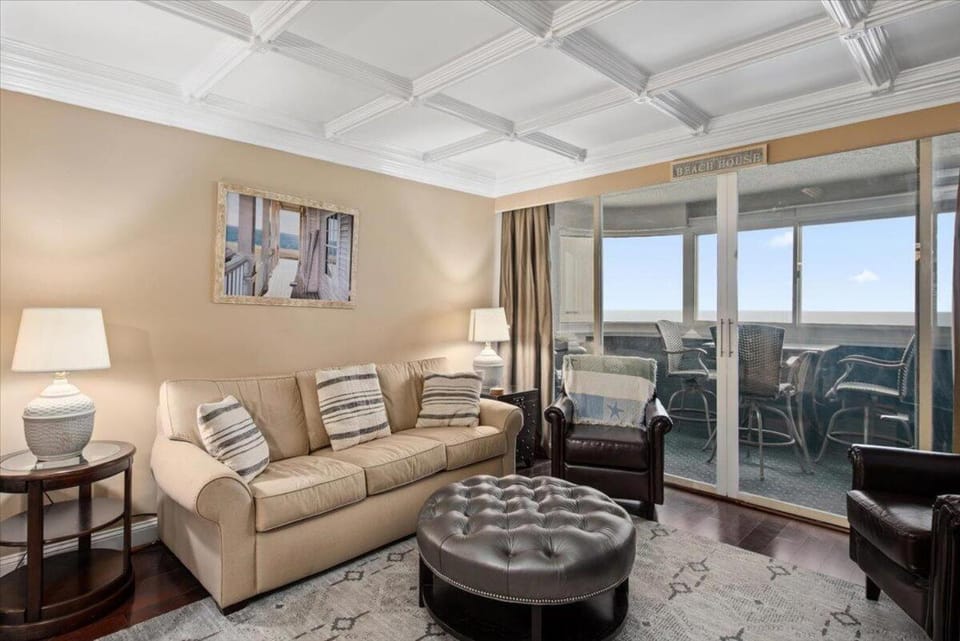Beautiful & Spacious 3 Bedroom Atlantis Condo Steps from the Beach! House in Ocean City