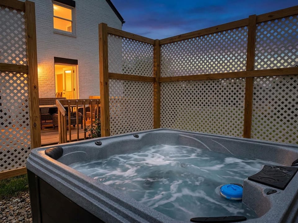 Spooky Nook Stay, Hot Tub & Games, Sleeps 12 House in Hamilton