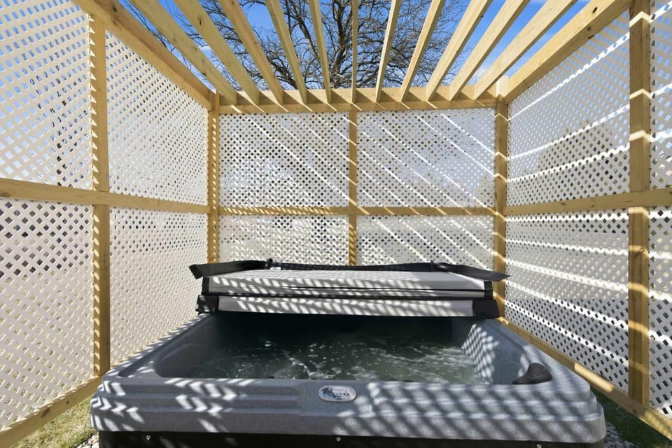 Nookside Grand Estate For 8 House in Hamilton