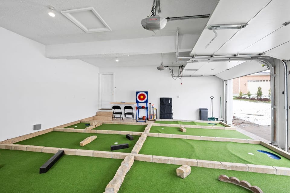 Nookside Grand Estate For 8 House in Hamilton