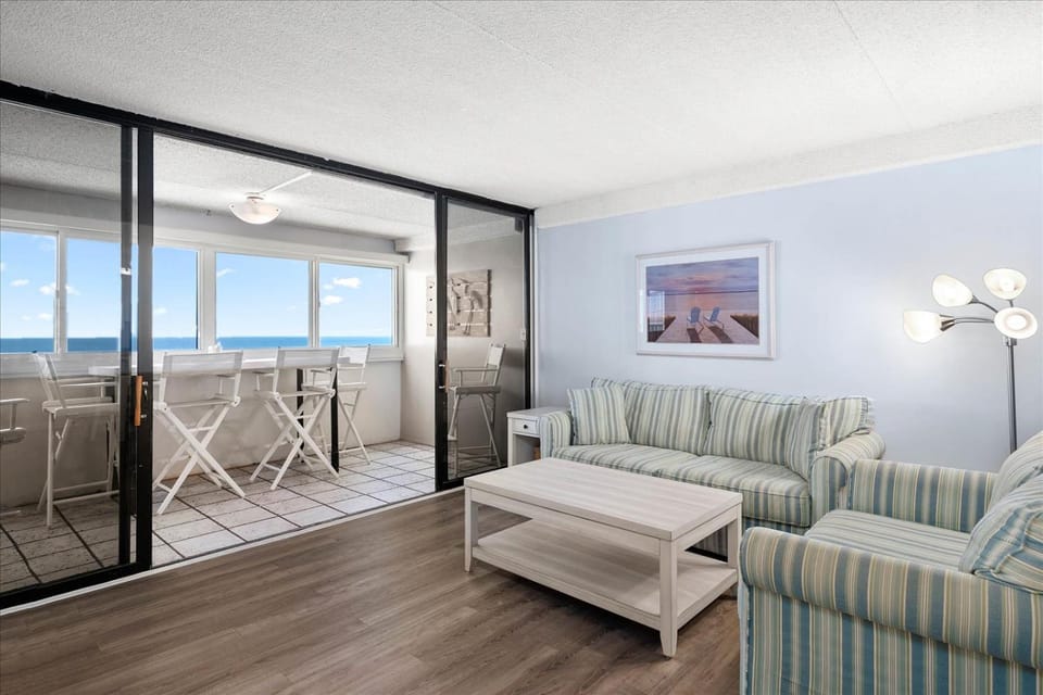 Gorgeous 2 Bedroom Atlantis Condo Steps from the Beach! House in Ocean City