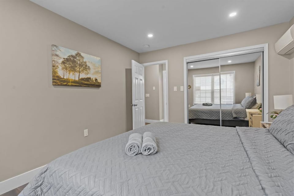Bed, Bedroom, towels