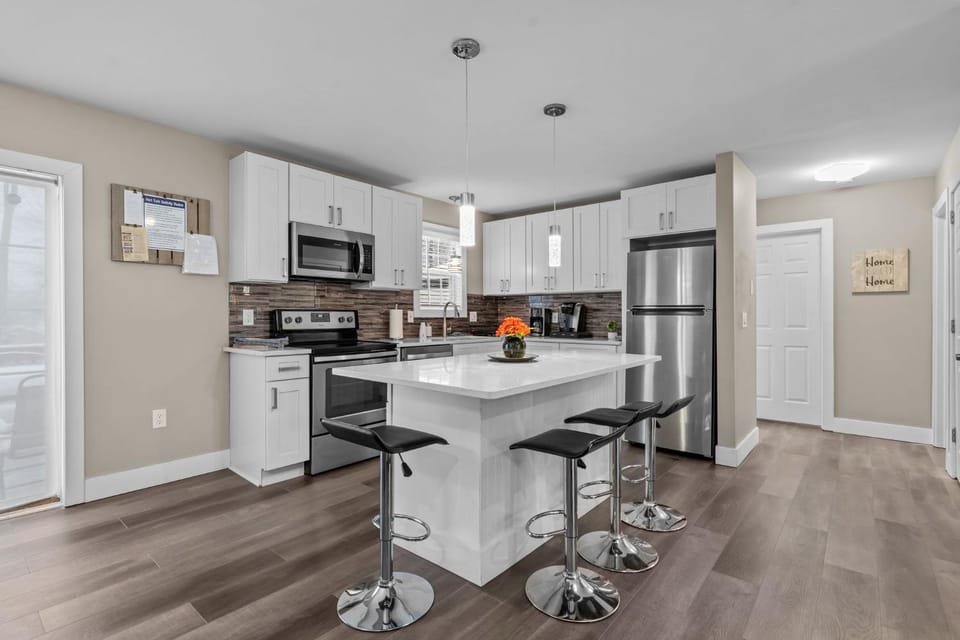 Kitchen or kitchenette, Dining area, dishwasher, oven, stove