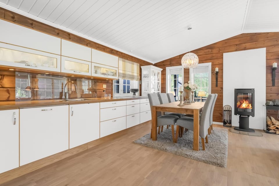 Kitchen or kitchenette, Dining area, stove
