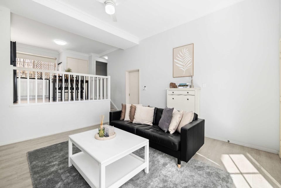 Pool & Tennis Court 3BR Bright Mt Gravatt Retreat House in Brisbane