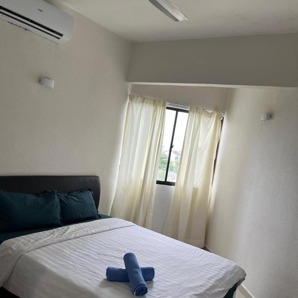 Bed, Bedroom, towels, air conditioner