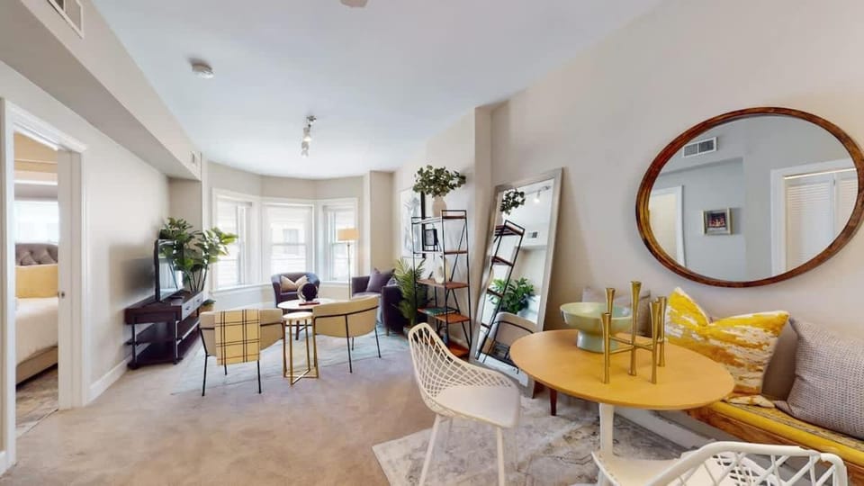 Chic River North Retreat Apartment in River North