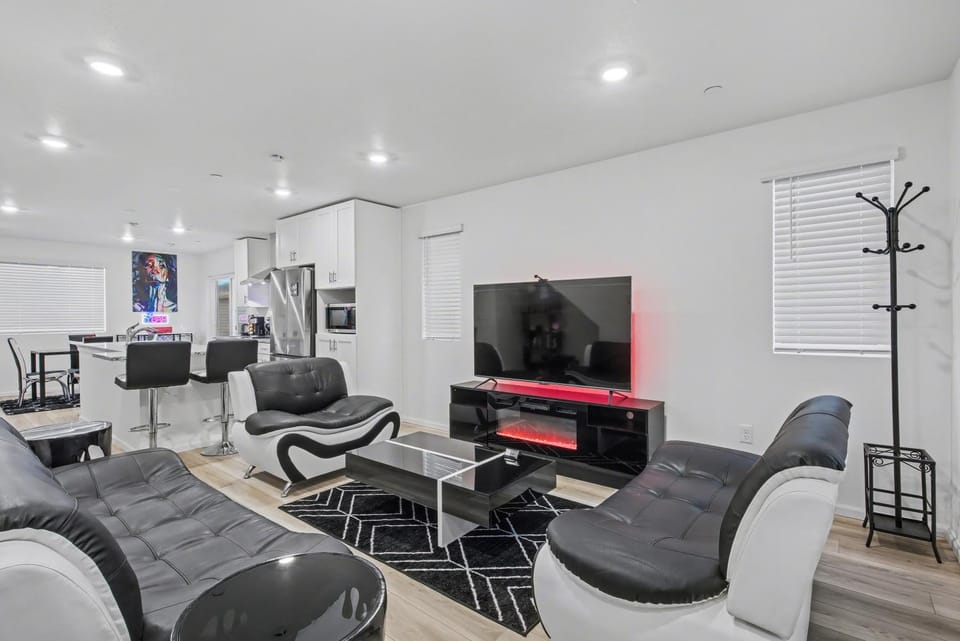 Communal lounge/ TV room, Living room, Seating area