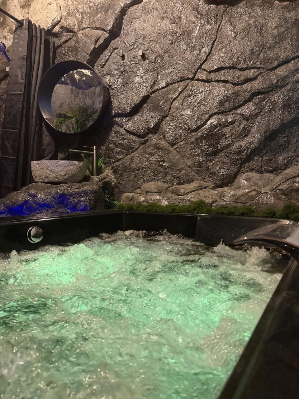 La love grotte immersion complète avec jacuzzi Apartment in Nimes