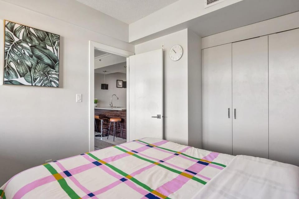 Stylish & Romantic Riverside Stay in Downtown Apartment in Calgary