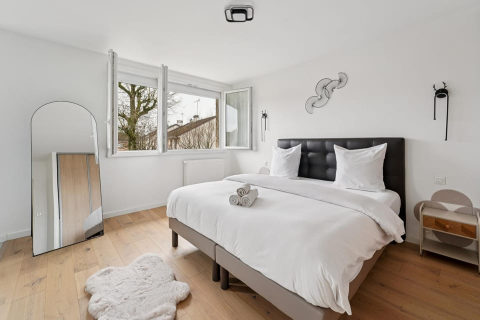 Bed, Photo of the whole room, Decorative detail, Bedroom, towels, wardrobe