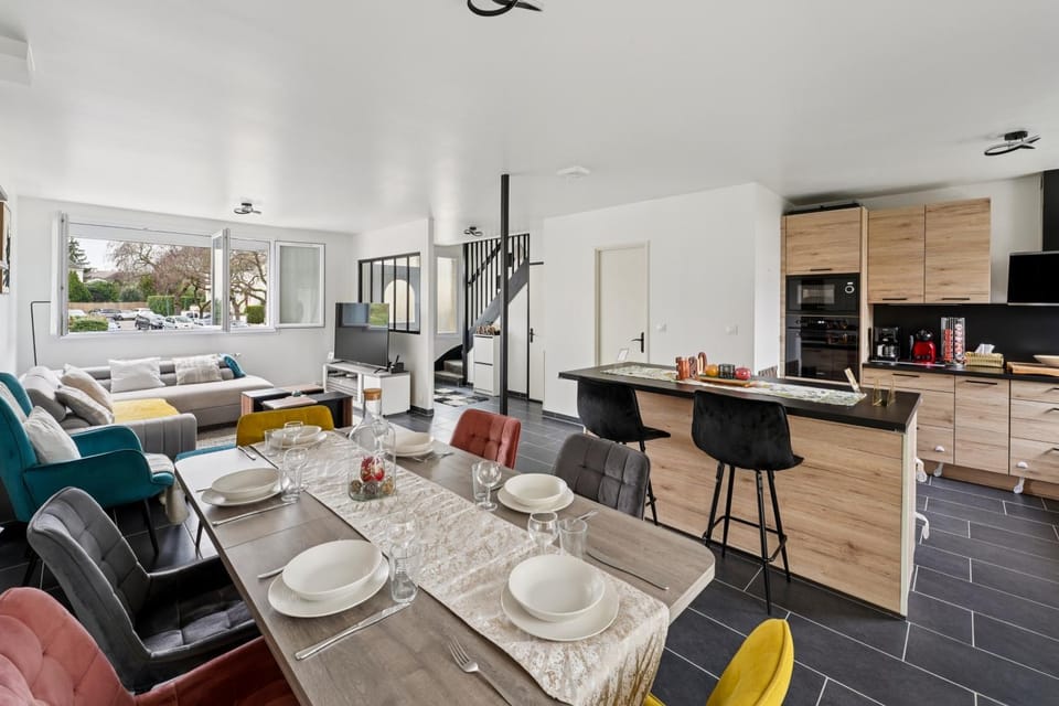 Kitchen or kitchenette, Living room, Seating area, Dining area, stove