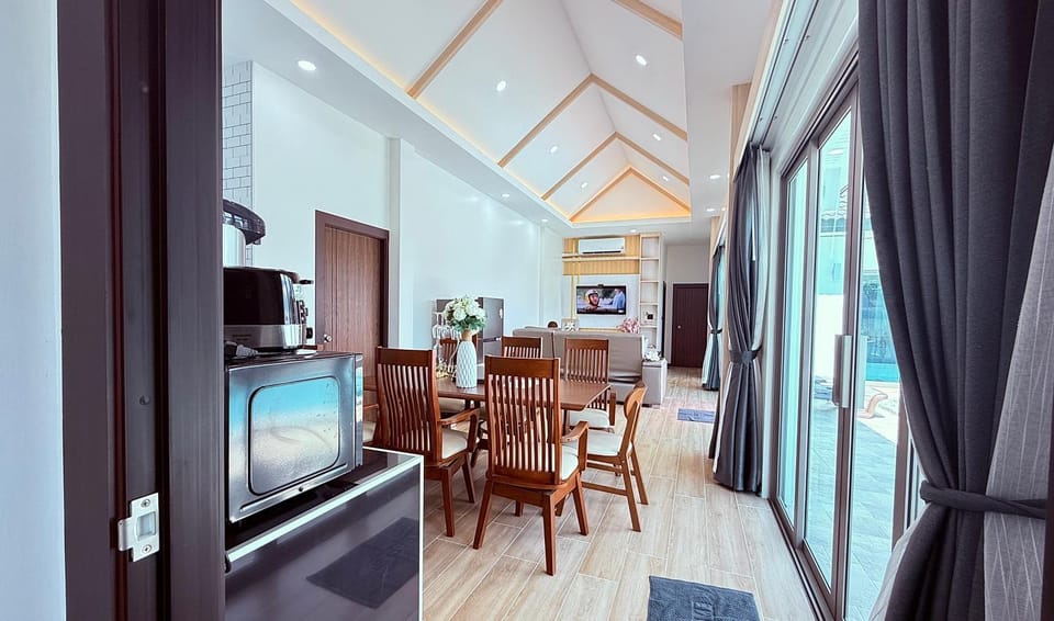 Communal lounge/ TV room, TV and multimedia, Kitchen or kitchenette, Living room, Seating area, Dining area, Evening entertainment, Pool view, Swimming pool