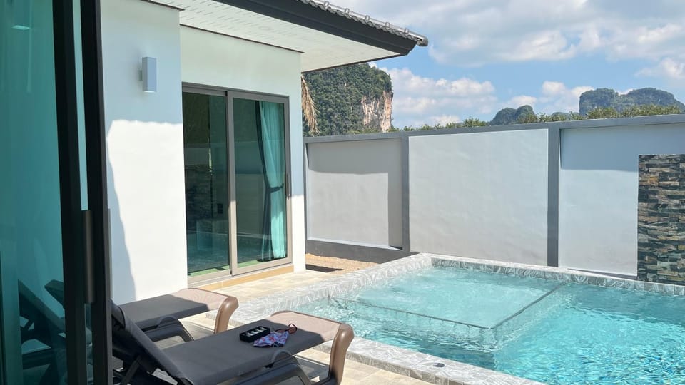 Day, Natural landscape, Hot Tub, Pool view, Swimming pool, sunbed
