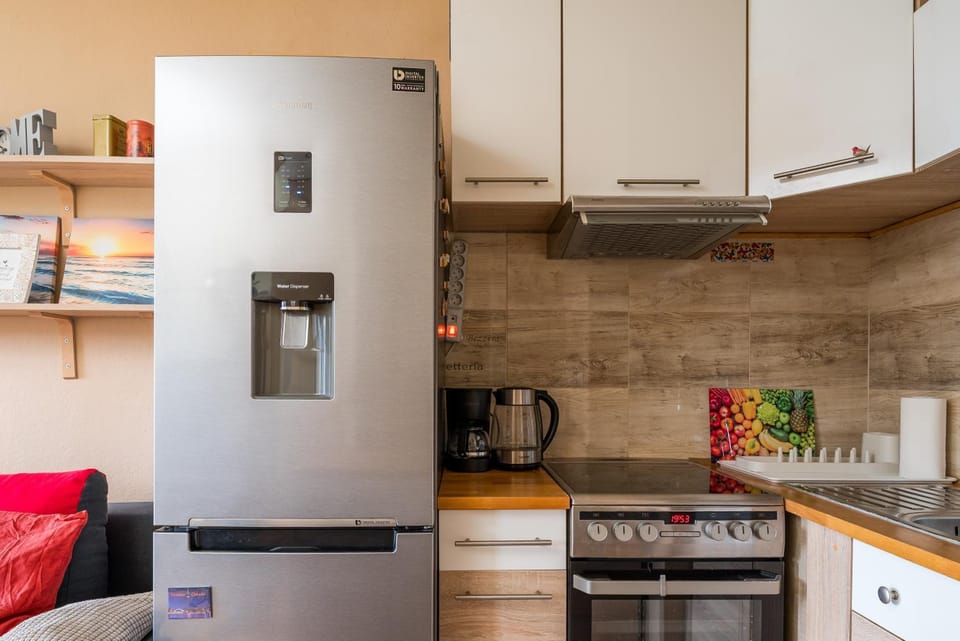 Coffee/tea facilities, Kitchen or kitchenette, oven, stove, toaster