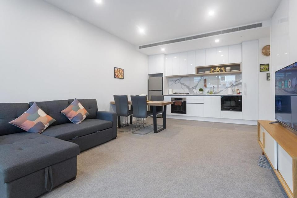 04WM ABNB Style 2BR w Free Parking, Rooftop Gym, 5 mins to Tram Apartment in Melbourne