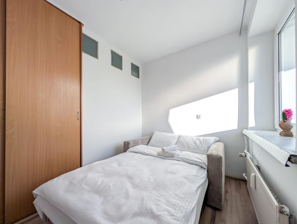 Bedroom, towels