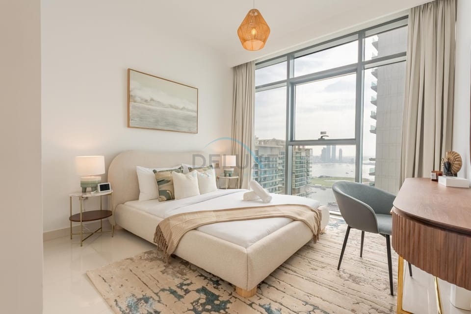 Bed, Seating area, Bedroom