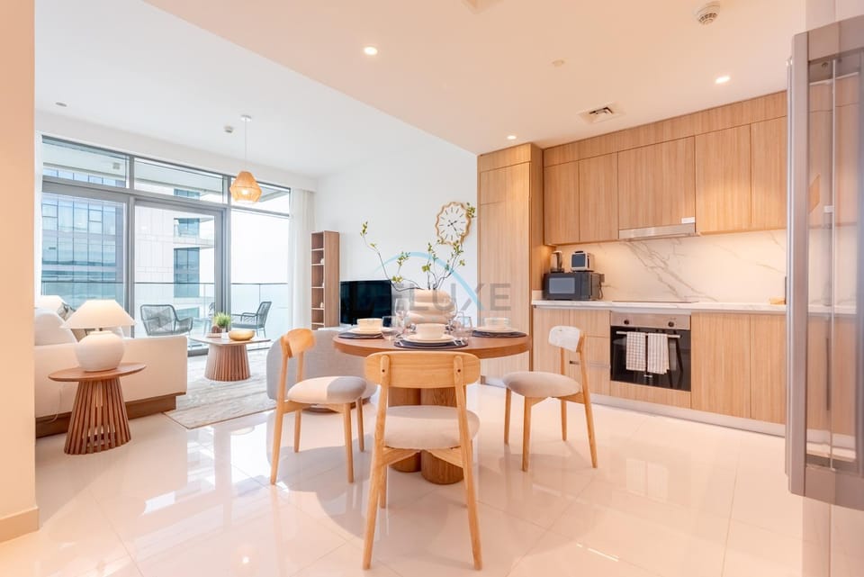 Kitchen or kitchenette, Seating area, microwave, stove, toaster