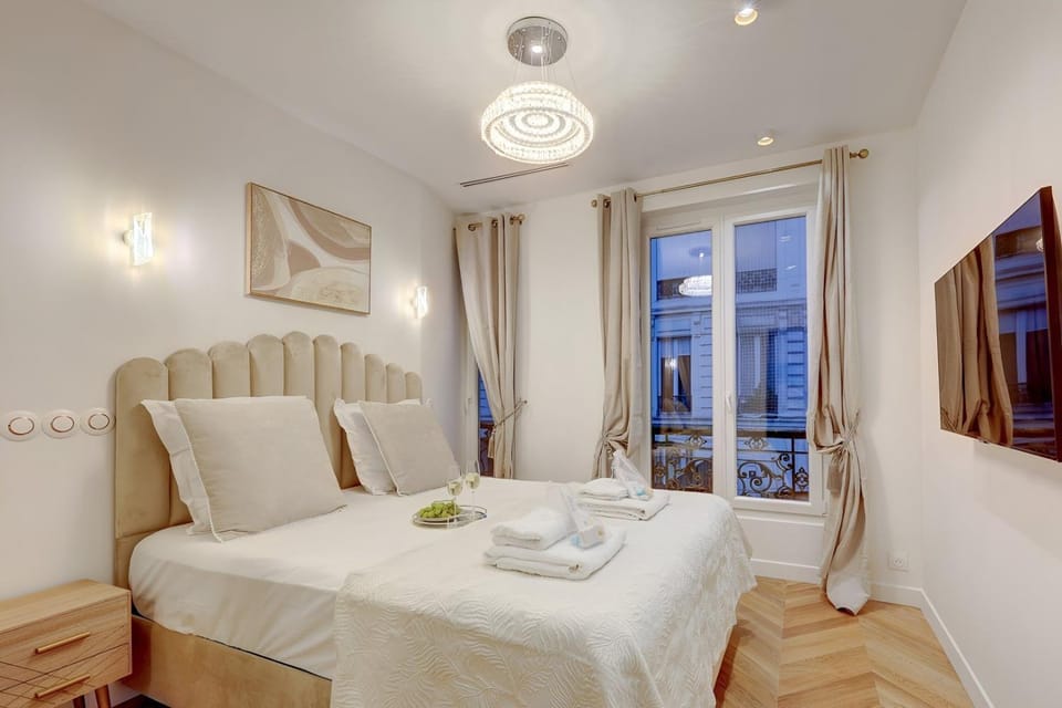 Bed, TV and multimedia, Photo of the whole room, Bedroom, towels