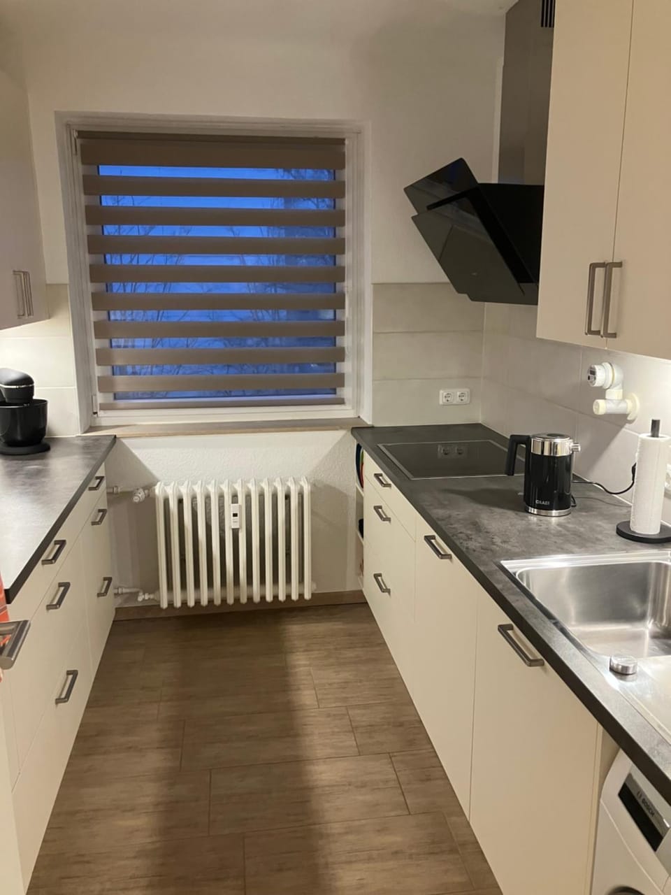 Kitchen or kitchenette, dishwasher, stove