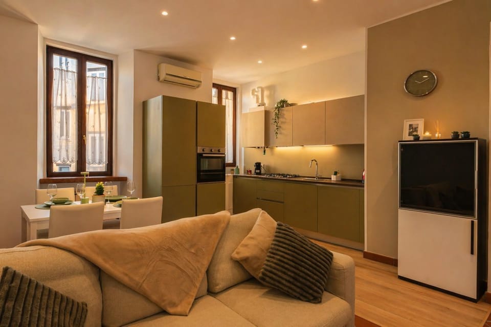 Kitchen or kitchenette, Living room, Seating area, Dining area