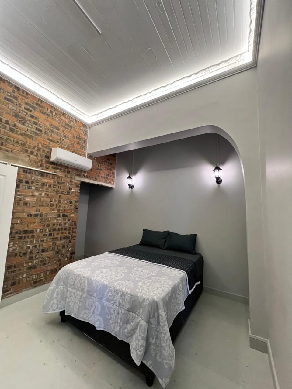 Bed, Photo of the whole room, Bedroom, air conditioner