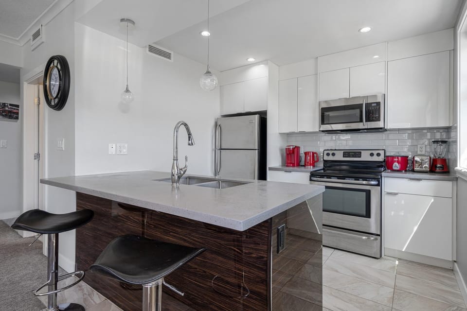 Delightful 2 BR And 2 Bath Water View in Downtown Apartment in Calgary