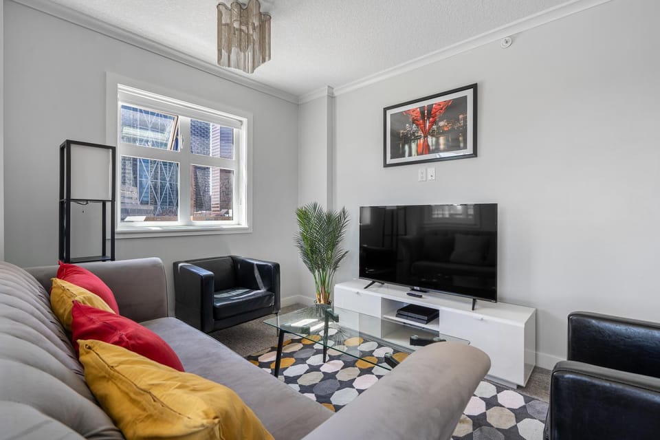 Delightful 2 BR And 2 Bath Water View in Downtown Apartment in Calgary