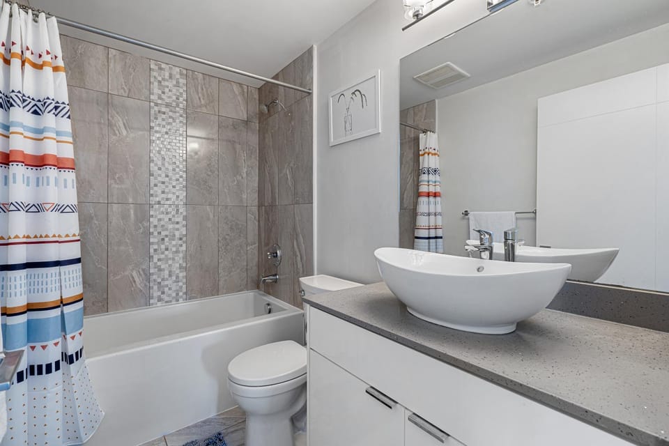 Delightful 2 BR And 2 Bath Water View in Downtown Apartment in Calgary