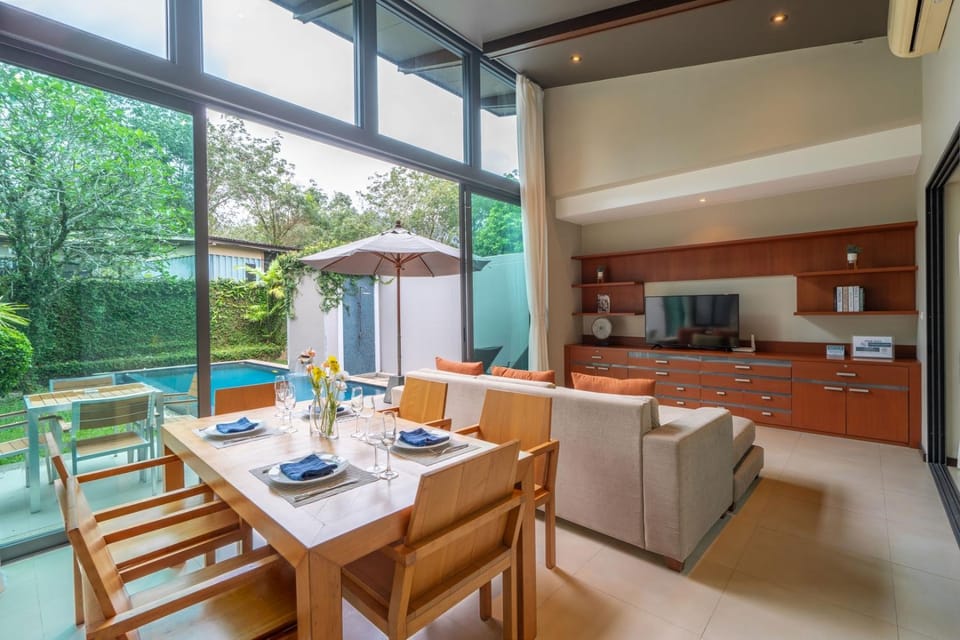 Living room, Seating area, Dining area