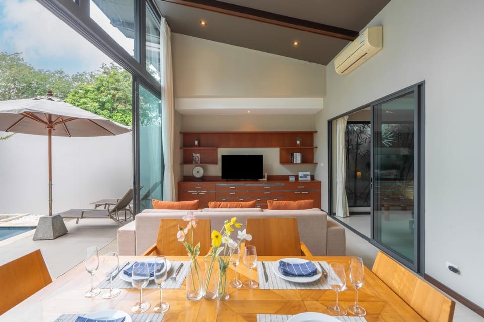TV and multimedia, Living room, Seating area, Dining area