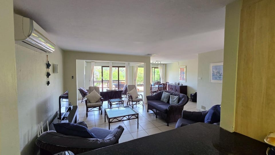 TV and multimedia, Living room, Seating area, Dining area, air conditioner