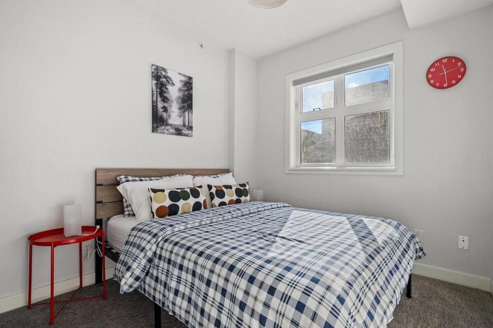 Waterfront 2 Bedroom And 2 Bath Downtown Urban Escape Apartment in Calgary