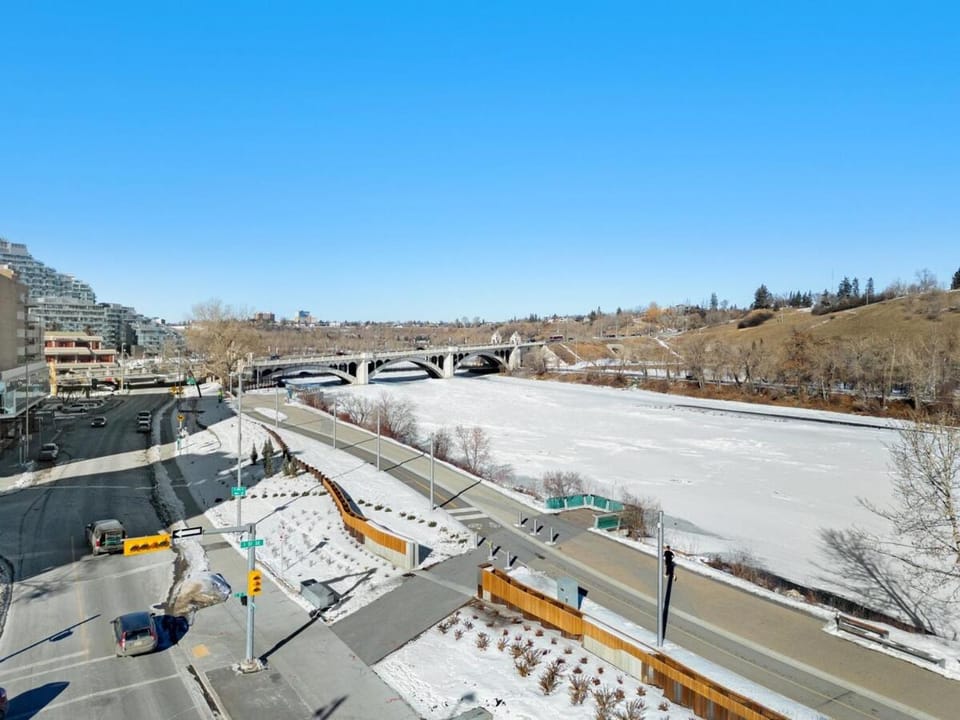 Waterfront 2 Bedroom And 2 Bath Downtown Urban Escape Apartment in Calgary