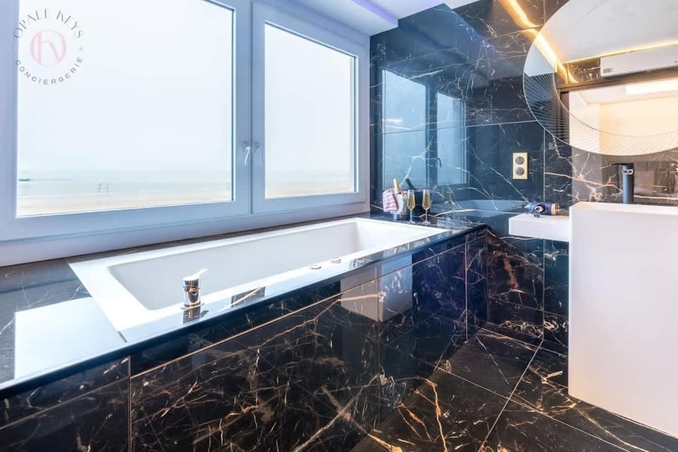 La Sublime Suite - Vue Mer - Balnéo Apartment in Dunkirk