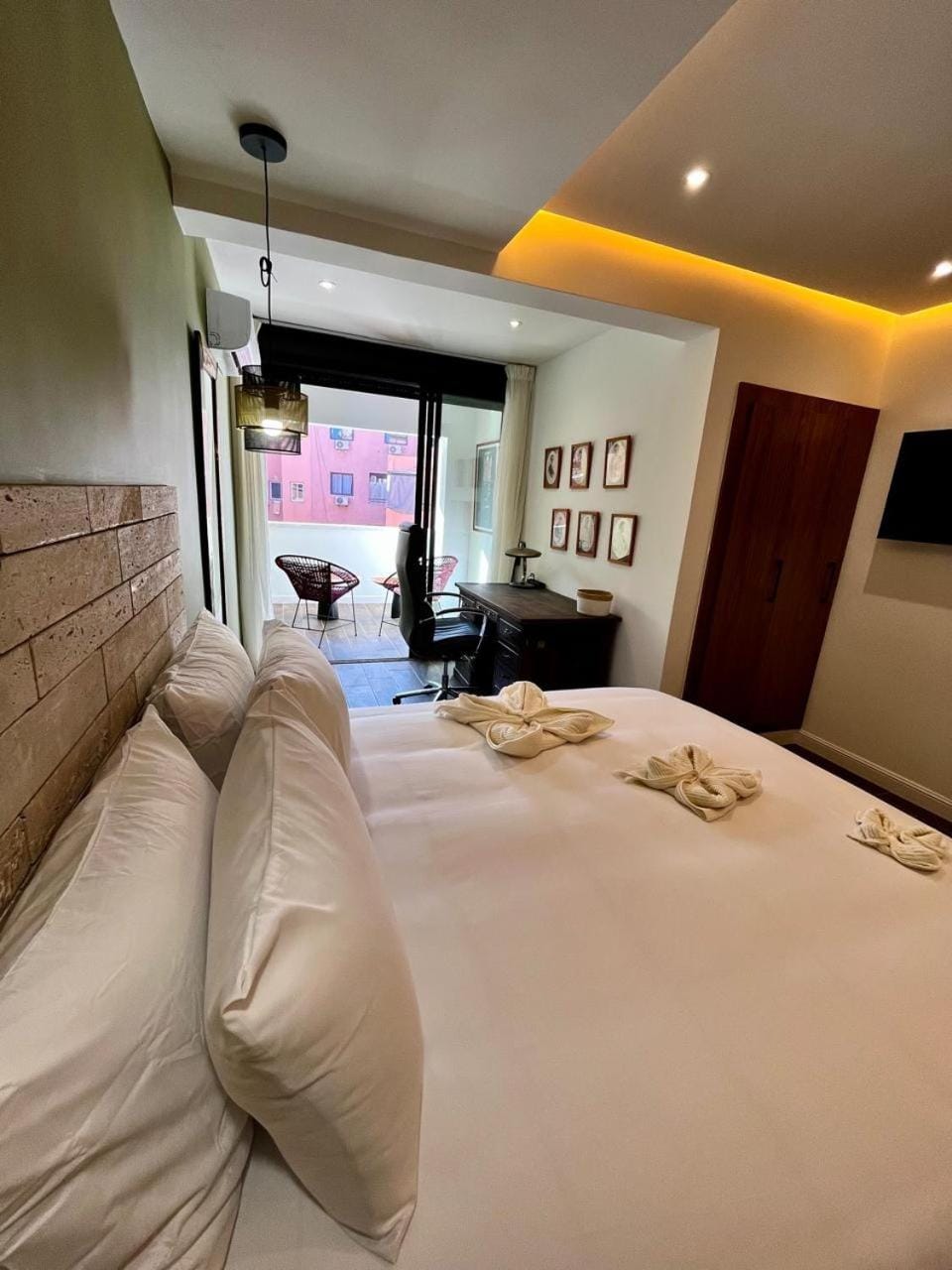 Patio, Bed, Night, TV and multimedia, Seating area, Bedroom, internet, air conditioner