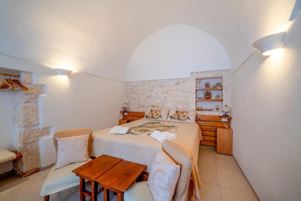 Bed, Photo of the whole room, Seating area, Dining area, Bedroom