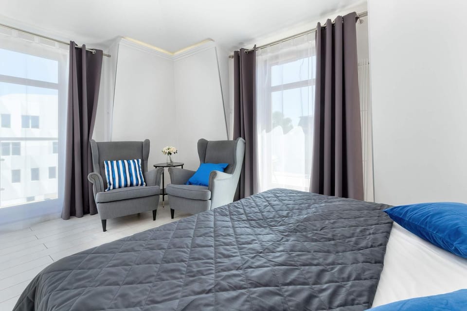 Bed, Living room, Photo of the whole room, Bedroom