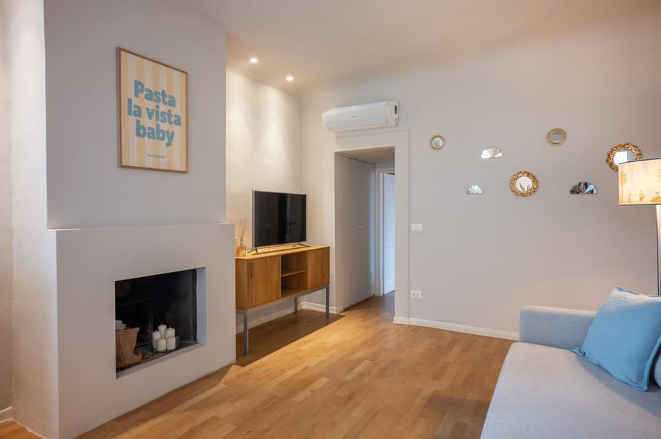 Communal lounge/ TV room, TV and multimedia, Living room, Seating area