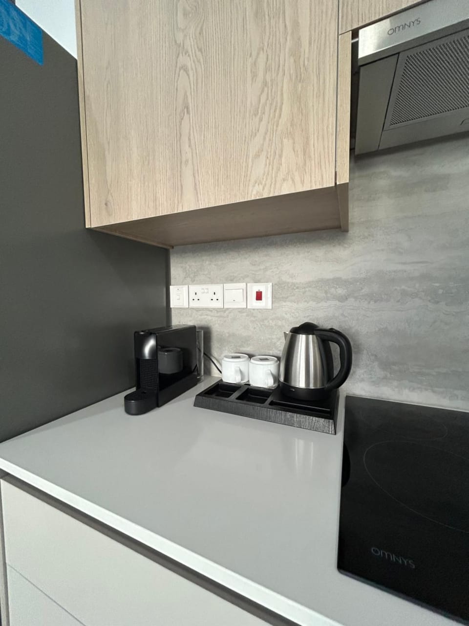 Coffee/tea facilities, Kitchen or kitchenette, stove