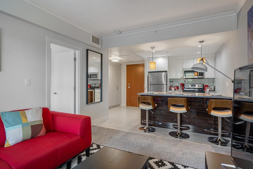 Vibrant Stylish, Cozy Waterfront Downtown Apartment in Calgary